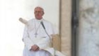 بابا الفاتيكان يزور لاجئي