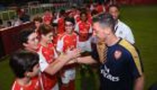 أوزيل من دبي: لم أجدد عقدي مع أرسنال ولا أفكر سوى في اليورو