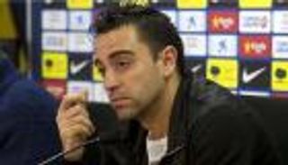 تشافي يسلم الفائز باللقب كأس أمم أوروبا