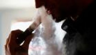 دراسة تكشف سر انجذاب الشبان للسجائر الإلكترونية