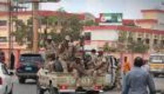 بالصور.. بدعم إماراتي الجيش اليمني يسيطر على معقل القاعدة 