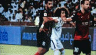 لاعب الأهلي يفلت من عقوبة إعاقة عموري في كلاسيكو الإمارات