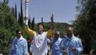 السماح للاجئ سوري في أثينا بحمل الشعلة الأولمبية