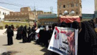 بالصور.. وقفة لأمهات المختطفين لدى الحوثيين للمطالبة بإطلاقهم
