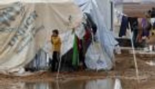 لاجئون سوريون بلبنان يواجهون زمهرير الشتاء بخيام مهلهلة