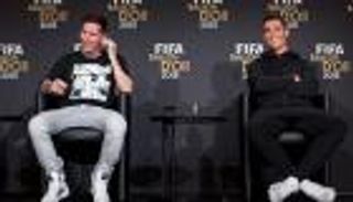 رونالدو: ميسي الأقرب للكرة الذهبية 