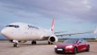 شاهد.. سيارة كهربائية ضد طائرة والفائز مفاجأة