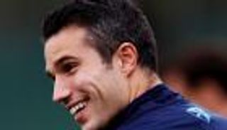 بالفيديو.. فان بيرسي يظهر قدرته على اقتحام عالم الغناء