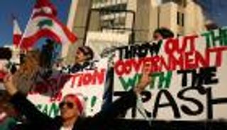 حكومة لبنان تقر خطة لحل أزمة النفايات وسط مظاهرات بالآلاف