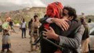 بالفيديو.. الحوثيون والحكومة اليمنية يتبادلان الأسرى في تعز