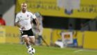 عبدالنور مرشّح لتعويض أغلى مدافع في الدوري الإنجليزي