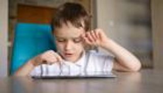 خوذة طبية لعلاج التوحد