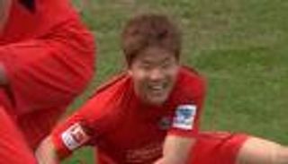 شاهد.. لاعب يحتفل بهدف زميله على طريقة 