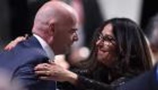 إنفانتينو .. عامل قطارات سابق وزوجته عربية