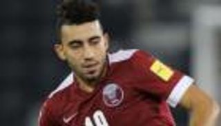 معركة جانبيه تنتهي بإنذار لاعب قطر في مواجهة أوزبكستان