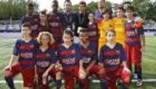 فيديو.. برشلونة يمنع أشباله من التقاط الصور مع راؤول!