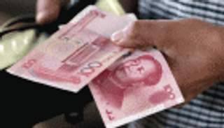 اليوان يتراجع من المركز الرابع للسادس بين العملات الأكثر استخداما