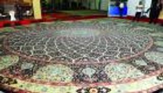 عرض سجادة بمهرجان التسوق في دبي تُقدَّر بـ