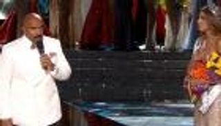 ستيف هارفي يسخر من نفسه في واقعة ملكة جمال الكون