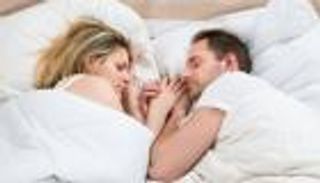 صور.. الأفضل والأسوأ في 9 أوضاع لنوم الزوجين