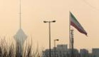 التلوث الجوي يضرب الدوري الإيراني