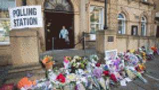 بالورود والبطاقات البريطانيون ينعون جو كوكس أثناء التصويت