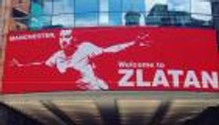 اليونايتد يعلق لافتة ترحيب بـ 