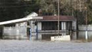  الأعاصير تقتل 28 في أمريكا وتحذيرات من عاصفة ثلجية