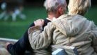 نصيحة للعزاب.. تزوج لتنجوَ من السرطان 