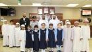 بالصور.. مجلس أبوظبي للتعليم يقدم الورود للطلبة المصابين بحادث مروري