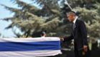 هل وفق أوباما في تشبيه بيريز بنيلسون مانديلا.. رؤيتان