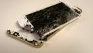 بالفيديو.. فرنسي غاضب يحطم هواتف أيفون