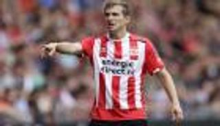 بالفيديو.. لاعب يدعم مدافعي المنافس بتصدي غريب