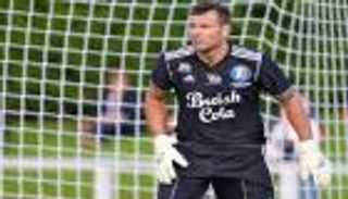 بالفيديو.. حارس مرمى يتصدى لضربة جزاء بـ"ظهره" في فرنسا