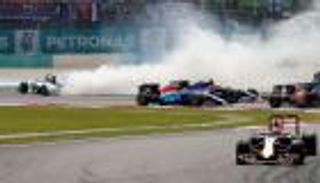 هاميلتون يهاجم مرسيدس بعد احتراق سيارته