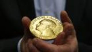 إنفوجراف.. 15 معلومة عن جائزة نوبل منذ 1901