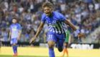 مانشستر يونايتد يتابع أحد المرشحين للفوز بجائزة الجولدن بوي