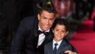 بالفيديو.. رونالدو يتحول لجامع كرات من أجل ابنه