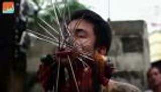 شاهد.. طقوس مؤلمة في عيد لأتباع ديانة في تايلاند 