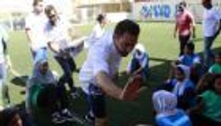 تشافي: أصبحت ملهما للأطفال اللاجئين مثل كرويف وجوارديولا