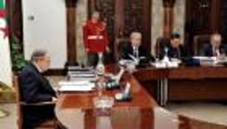 12 مليار دولار عجزاً متوقعاً بموازنة الجزائر 2017