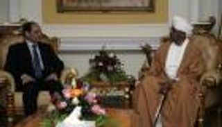 السيسي يمنح البشير أعلى وسام عسكري مصري