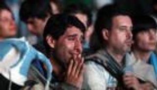 بالفيديو.. جماهير أرجنتينية تضرب حكما احتسب ركلة جزاء للفريق المنافس