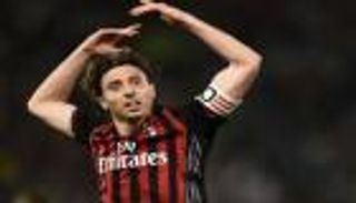 مدرب فالنسيا يخطط لضم قائد ميلان