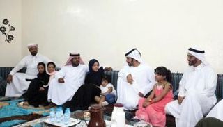 خليفة بن طحنون خلال زيارته لأسرة أحد الشهداء