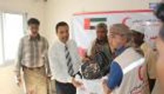 بالصور.. الهلال الأحمر الإماراتي يوزع مساعدات مدرسية بالمكلا اليمنية