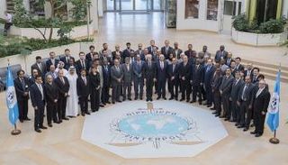 الوفود المشاركة في صورة تذكارية