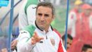 مدافع المولودية ينتظر الطرد بعد اعتدائه على مناد