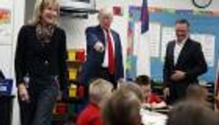 بالفيديو.. ردود أفعال الأطفال على زيارة ترامب لفصلهم الدراسي