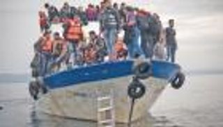 اليونان تنظر في تحسين أوضاع اللاجئين ونقلهم من جزيرة "ليسبوس"